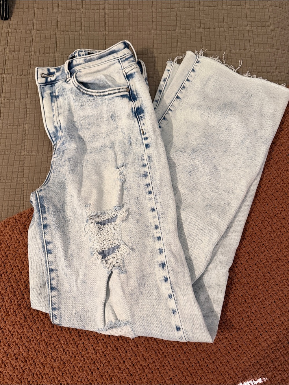 Avril Risen - Light Acid Wash Boyfriend Jeans — Casual Distressed Blue